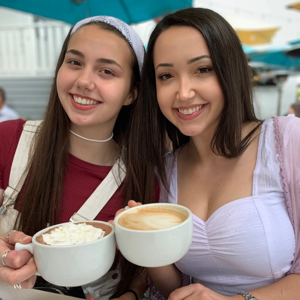 Meet your Poshers, Isabella and Lilia <3